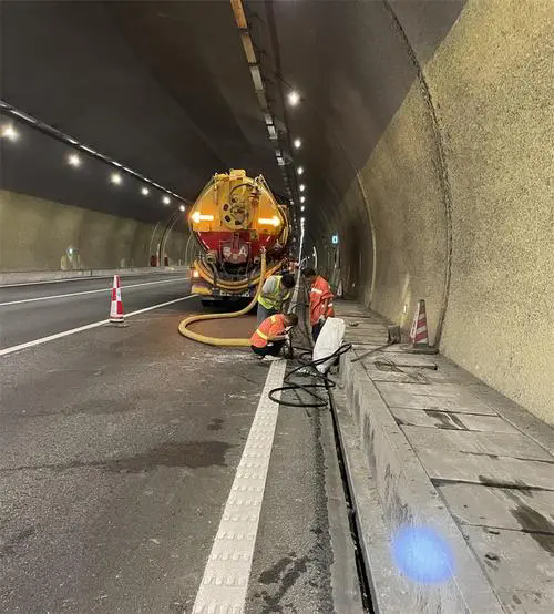 横山隧道排水渠清淤